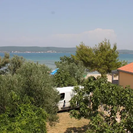 Family Friendly Seaside Nevidjane, Pasman - 325 Apartamento Neviđane