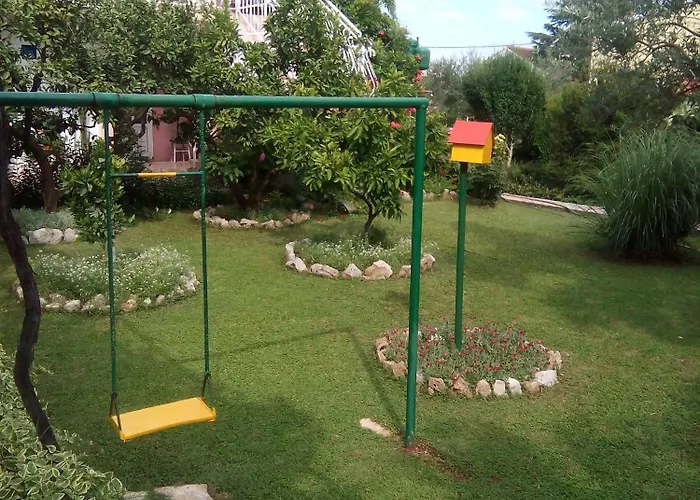 Family Friendly Seaside Nevidjane, Pasman - 325 Appartamento Neviđane